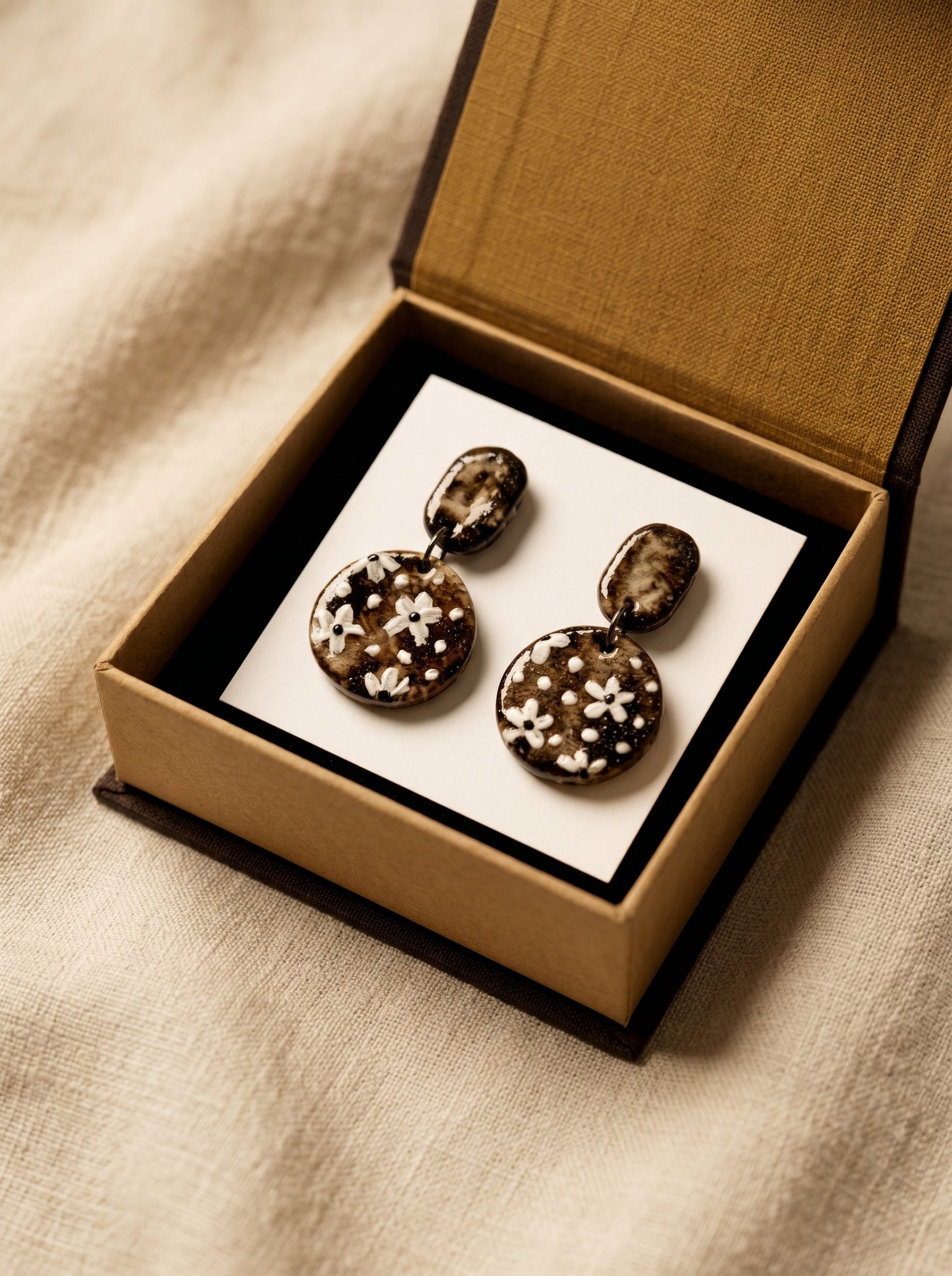HECROWN vintage floral ceramic earrings presented in an elegant kraft gift box on linen. A sincere, ready-to-gift artisan piece perfect for an anniversary or Valentine's Day gift.