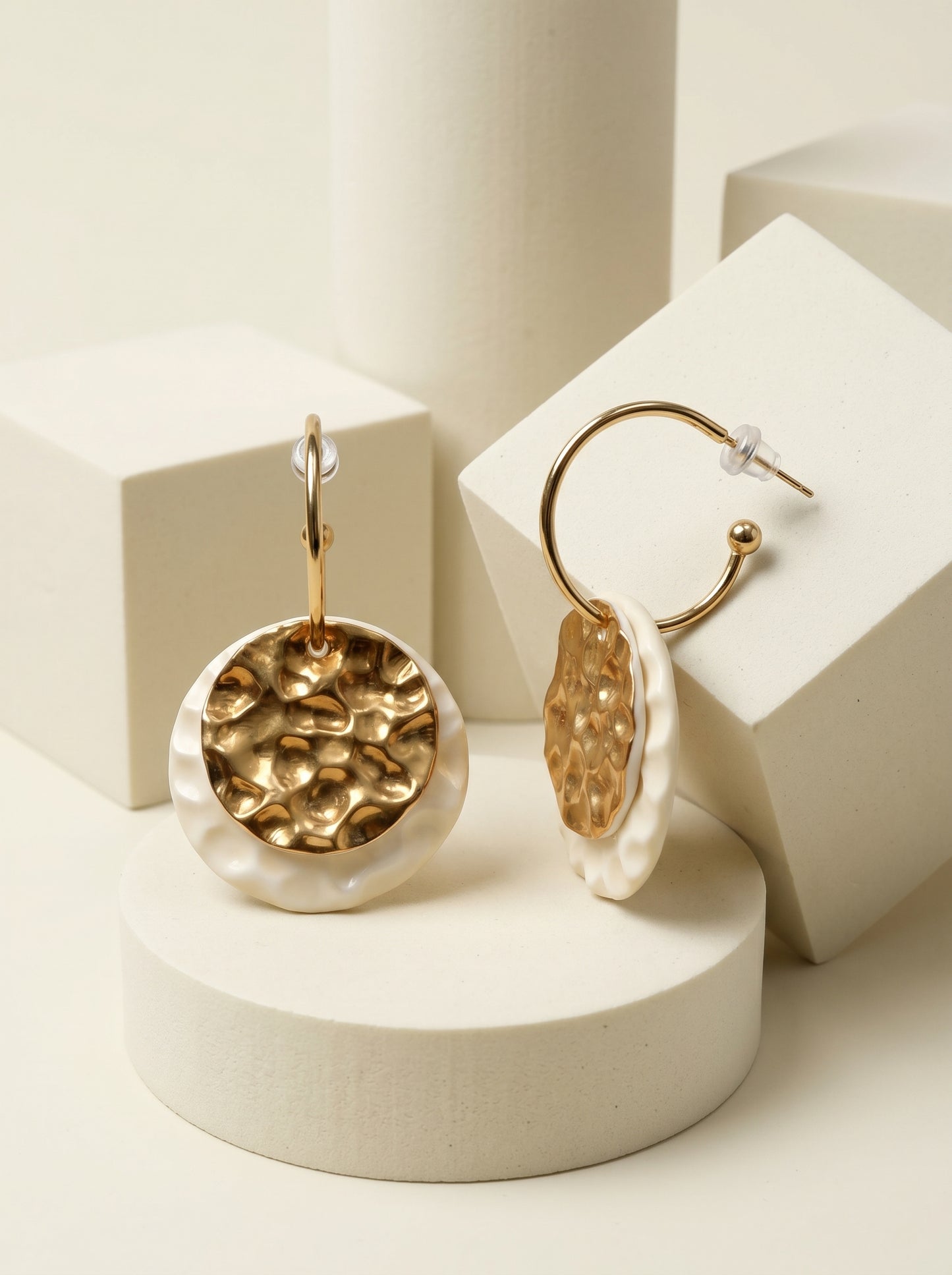 Technical drawing of HECROWN 006 ceramic earring specifying dimensions: 57mm total length, 35mm width, and 21mm hoop height. Accurately stating the 8g single weight to ensure transparency and trust for global Shopify customers.