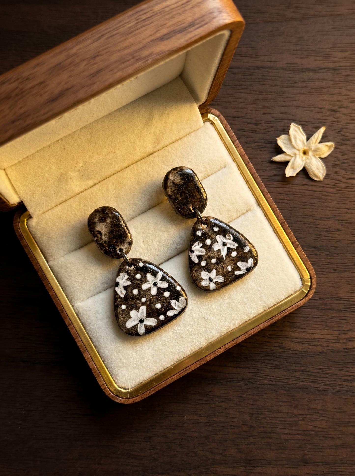 HECROWN hand-painted floral ceramic earrings beautifully presented in a premium wooden ring box with velvet lining. A sincere Valentine's Day or anniversary gift from Jingdezhen.